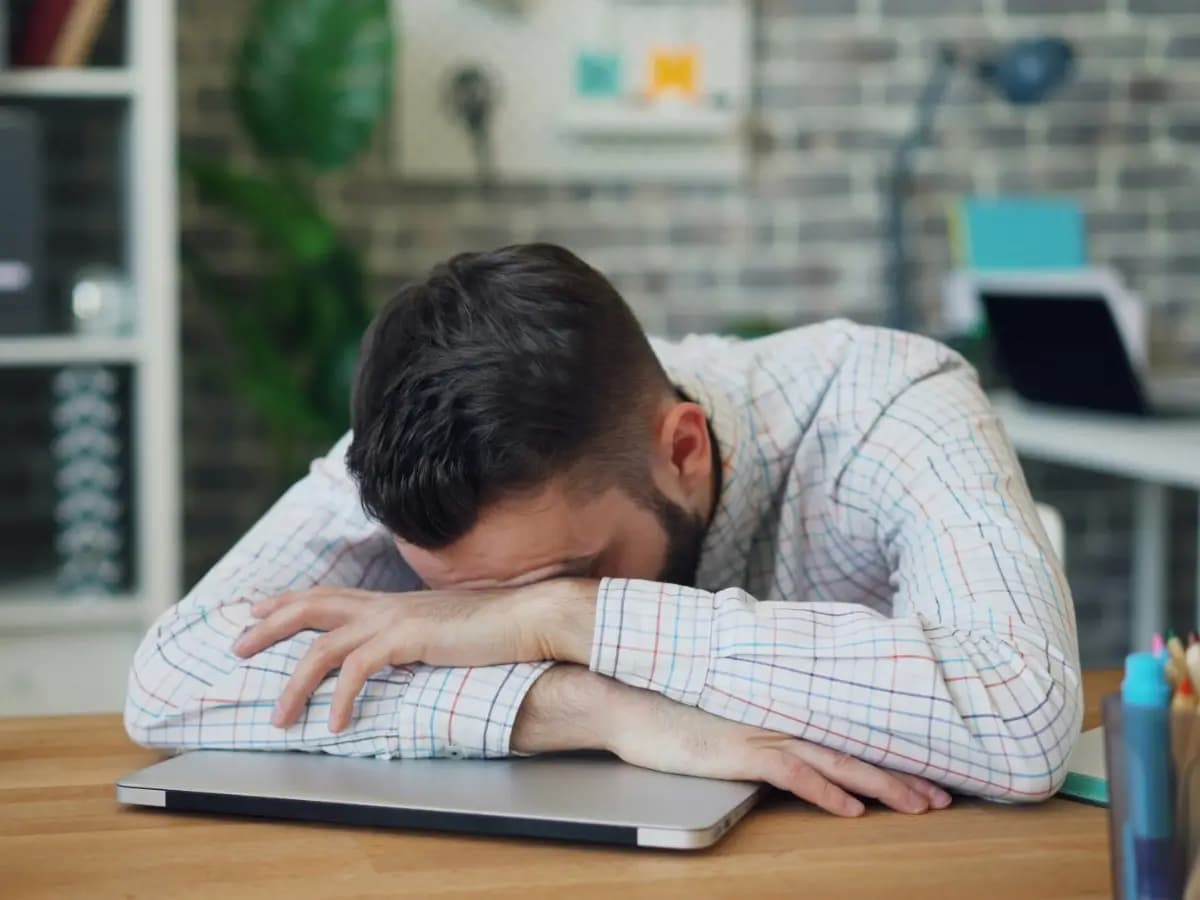 Inženýr v přeplněné dílně plné elektroniky